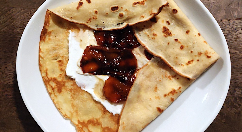 Crêpe with yougurt, roasted peaches and honey